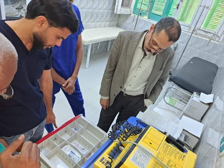 وكيل صحة الوادي الجديد يقرر صرف مكافأة للنوبتجية بمستشفى الفرافرة المركزى لإنضباط العمل (1)