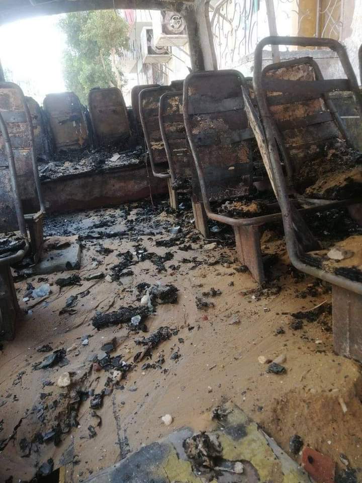 تفحم سيارة سرفيس بسبب اشتعال النيران بها في ظروف غامضة بالوادي الجديد (1)