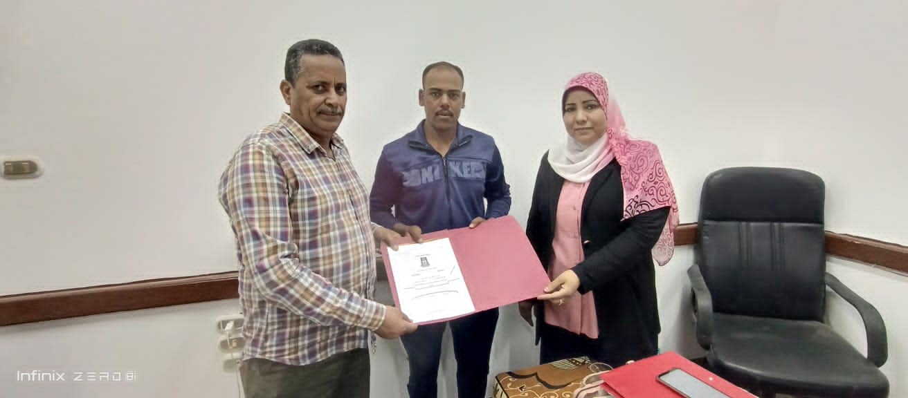 تسليم عقود تمليك المنازل الريفية للمستحقين بقرى مركز باريس في الوادي الجديد (4)