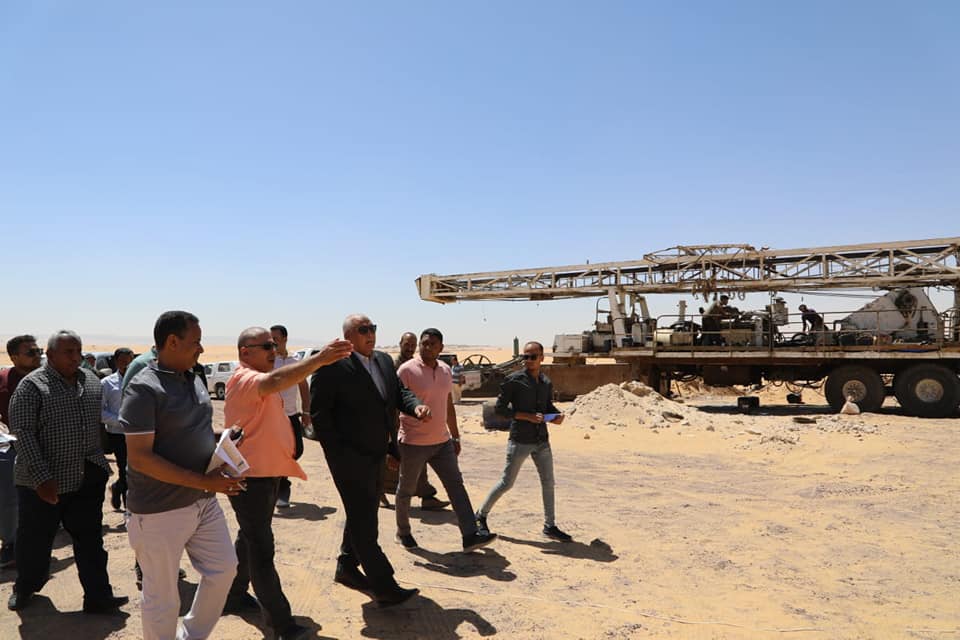 البدء في حفر 3 آبار جوفية لاستصلاح 500 فدان بواحة باريس في الوادي الجديد (4)