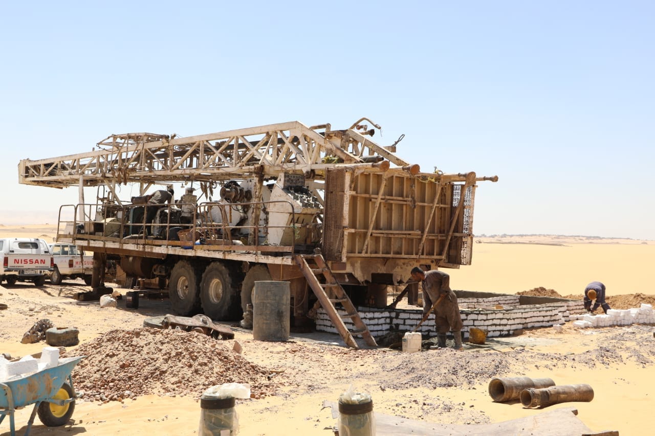 البدء في حفر 3 آبار جوفية لاستصلاح 500 فدان بواحة باريس في الوادي الجديد (6)