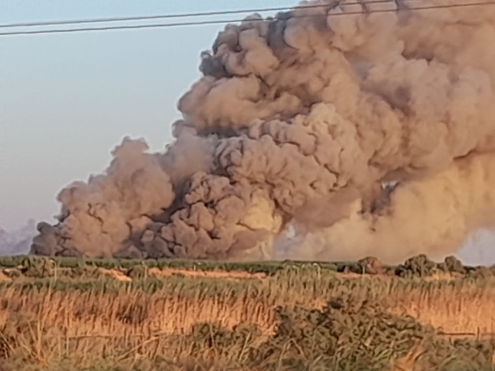 اخماد حريق هائل في مستنقعات بركة الصرف الصحي بالوادي الجديد (1)