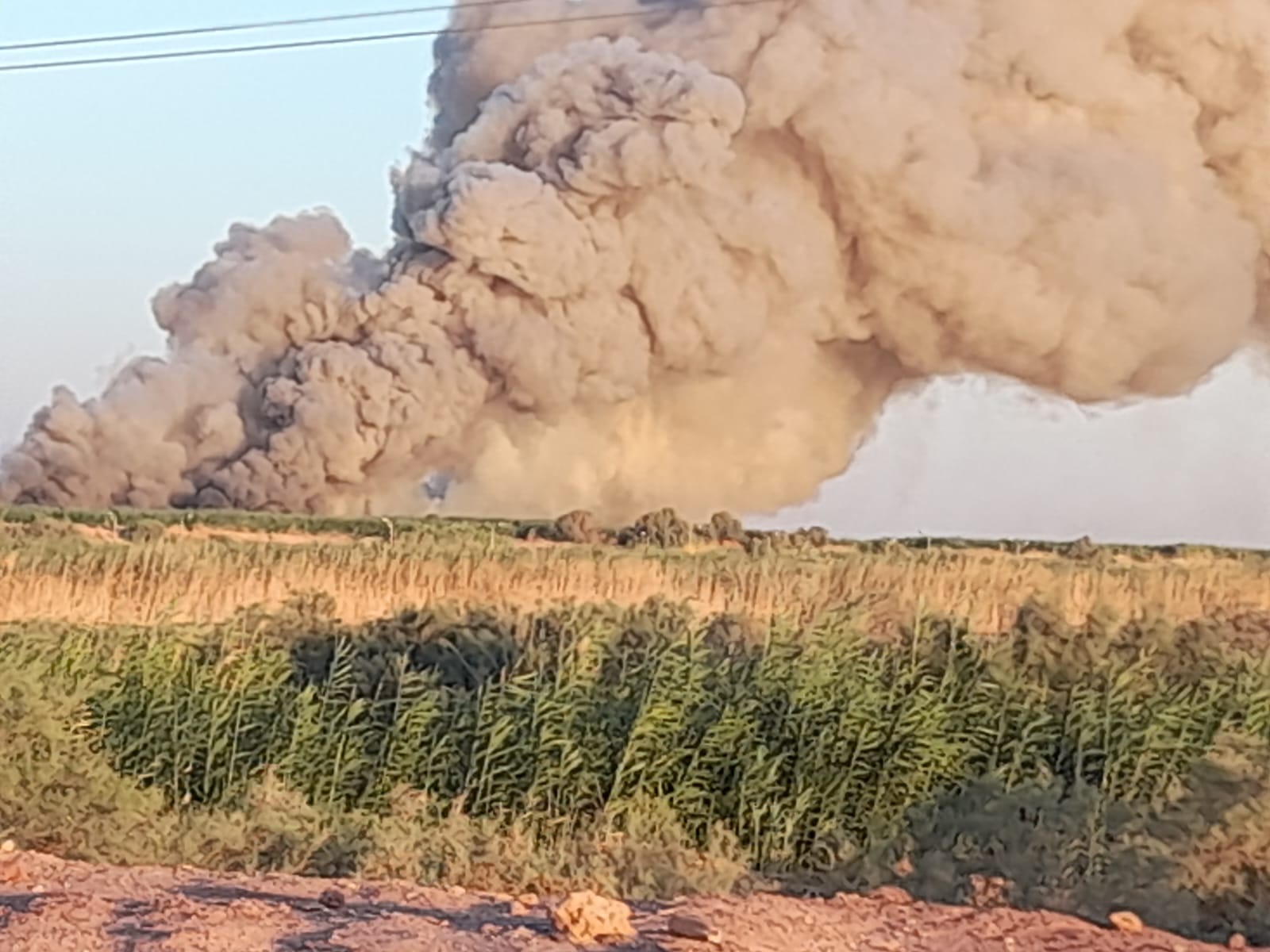 اخماد حريق هائل في مستنقعات بركة الصرف الصحي بالوادي الجديد (2)