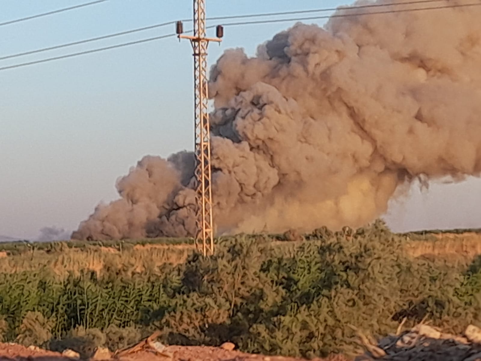 اخماد حريق هائل في مستنقعات بركة الصرف الصحي بالوادي الجديد (3)