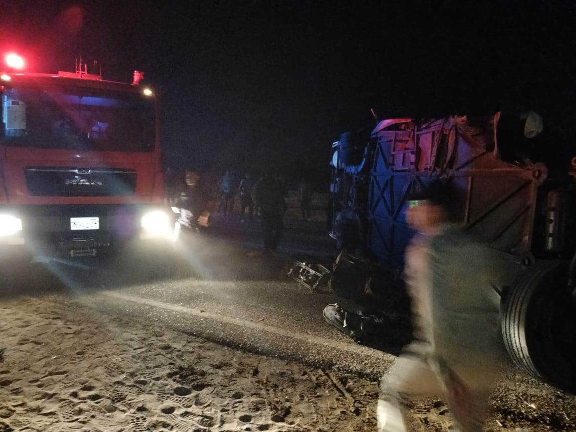 صور مصرع 14 وإصابة 25 تصادم اتوبيس نقل ركاب في نقل بمقطورة بالوادي الجديد (11)