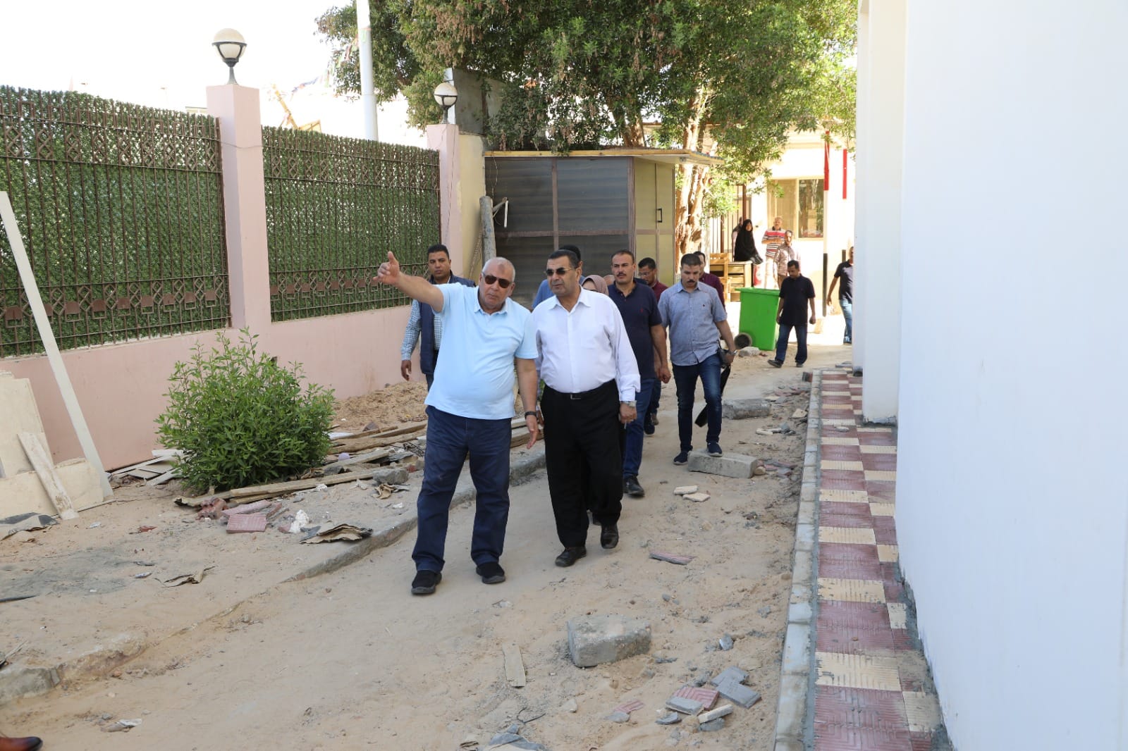 محافظ الوادي الجديد يتابع أعمال الإنشاءات بمركز السيطرة الموحد للطوارئ والسلامة العامة (4)