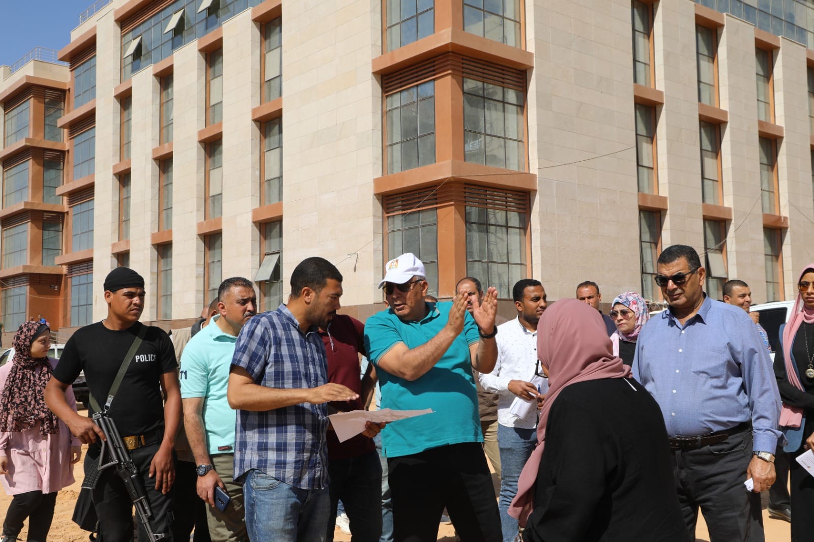 محافظ الوادي الجديد يزور مشروع مجمع المصالح الحكومية المميكن شمال الخارجة (2)