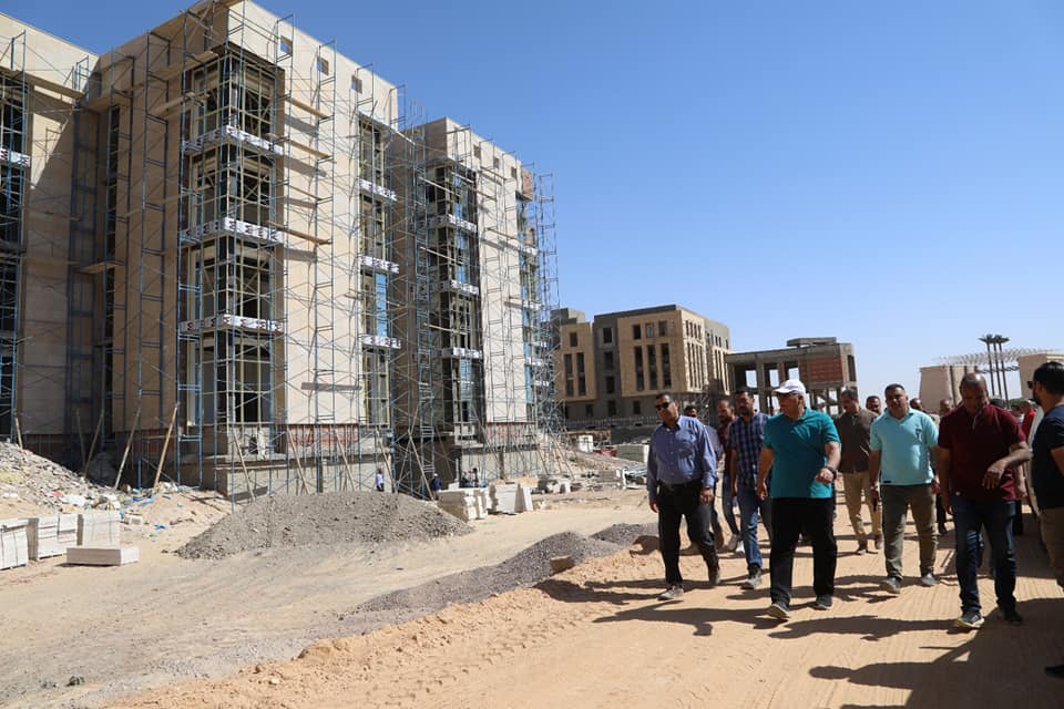 محافظ الوادي الجديد يزور مشروع مجمع المصالح الحكومية المميكن شمال الخارجة (3)