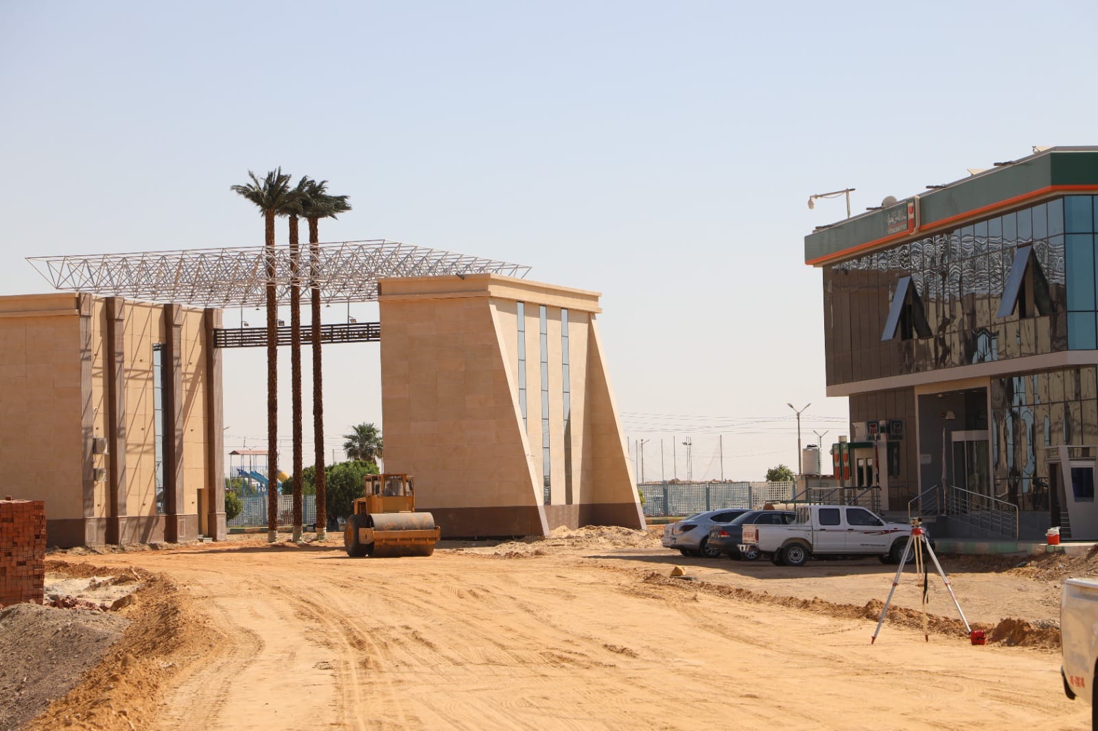 محافظ الوادي الجديد يزور مشروع مجمع المصالح الحكومية المميكن شمال الخارجة (7)