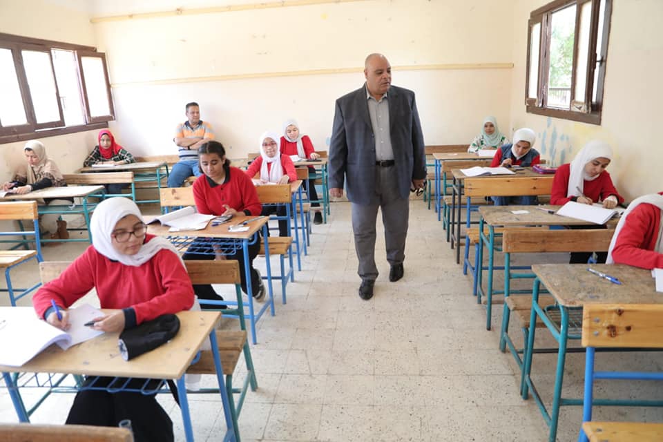 وكيل وزارة التعليم يزو لجان الاعدادية (1)