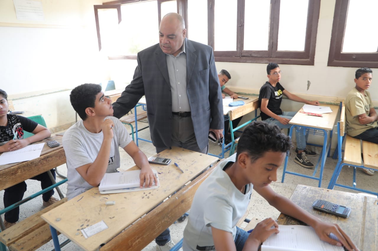 وكيل وزارة التعليم يزو لجان الاعدادية (2)