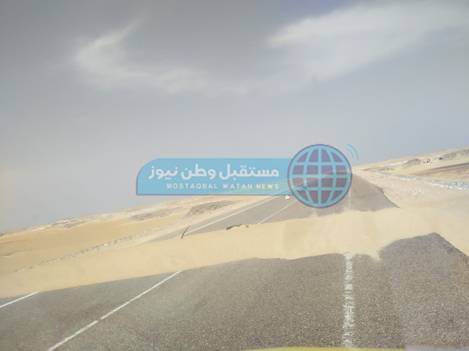 الكثبان الرملية تغلق محور ديروط – الفرافرة في الوادي الجديد (1)