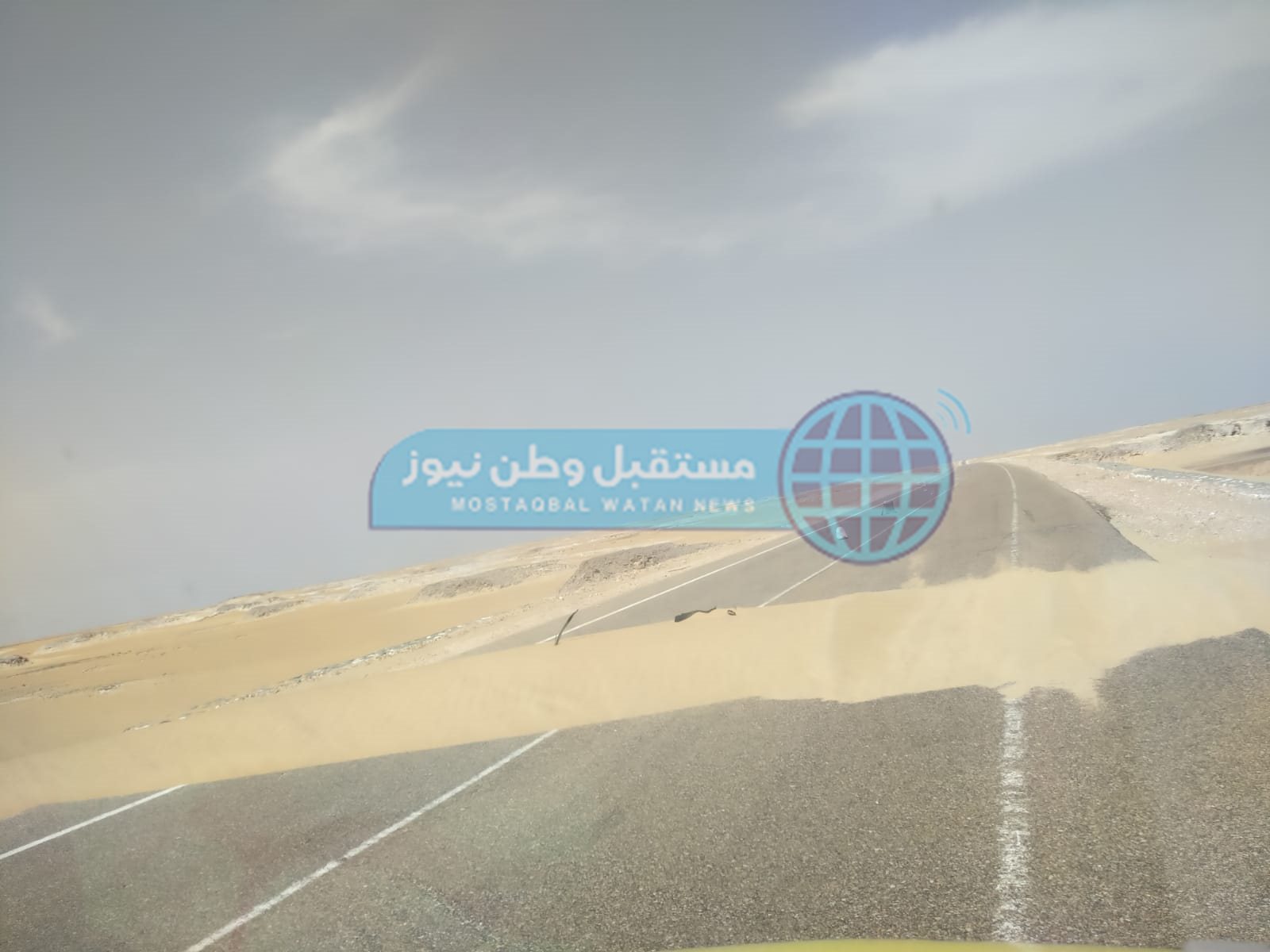 الكثبان الرملية تغلق محور ديروط – الفرافرة في الوادي الجديد (3)