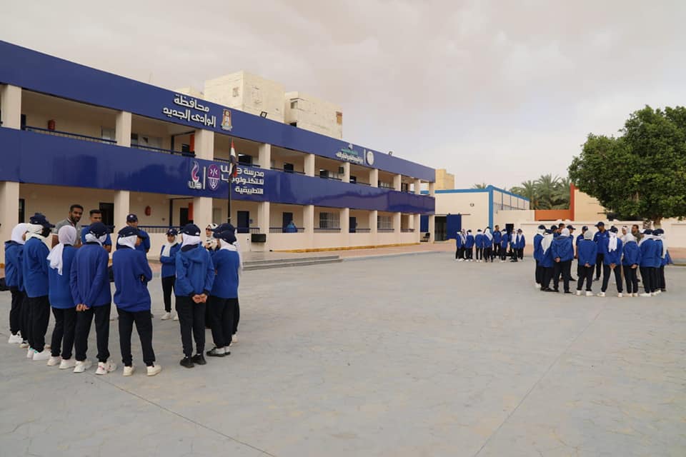 جولة تفقدية لمحافظ الوادي الجديد بمدارس الخارجة (1)