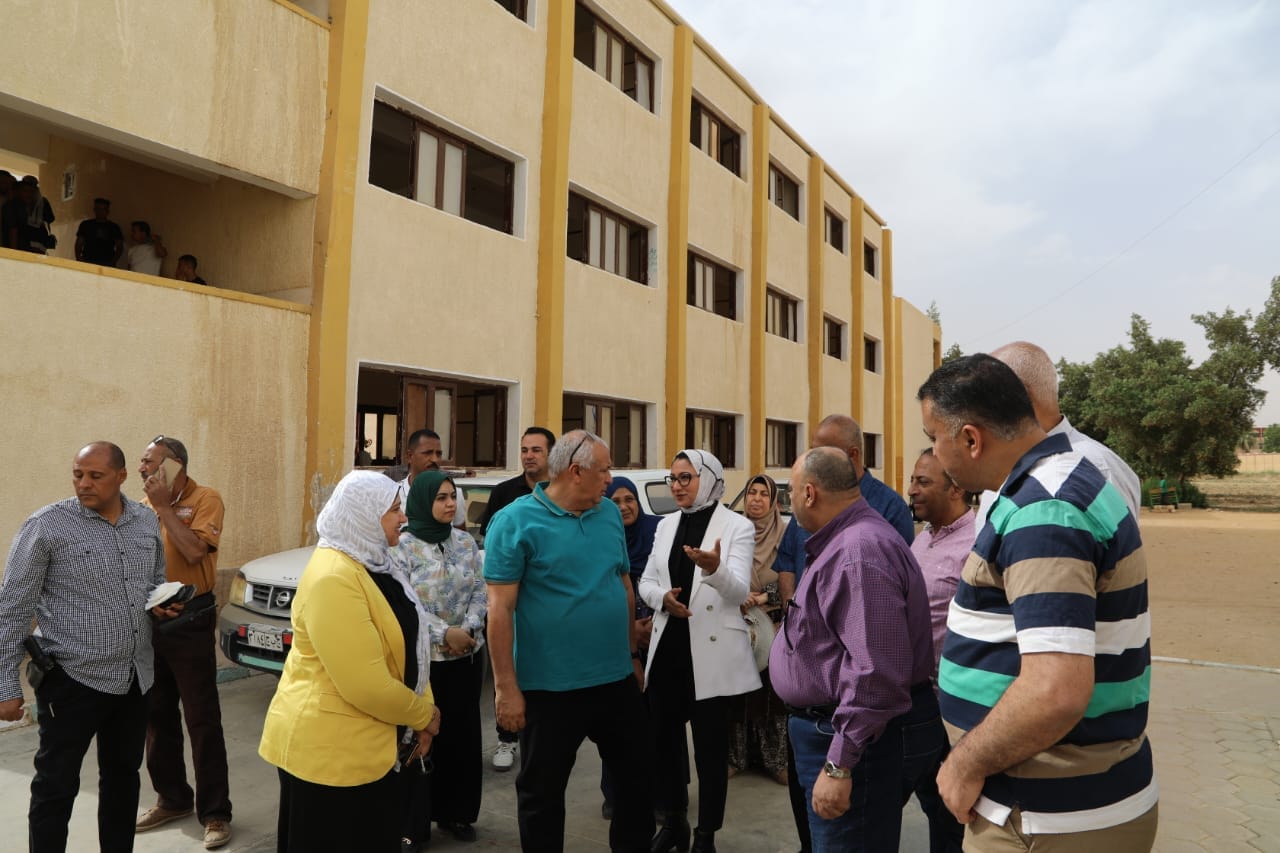 جولة تفقدية لمحافظ الوادي الجديد بمدارس الخارجة (2)
