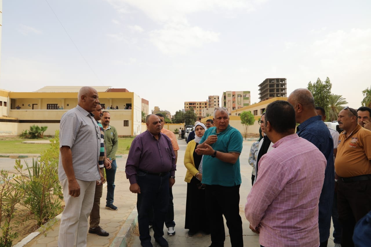 جولة تفقدية لمحافظ الوادي الجديد بمدارس الخارجة (3)