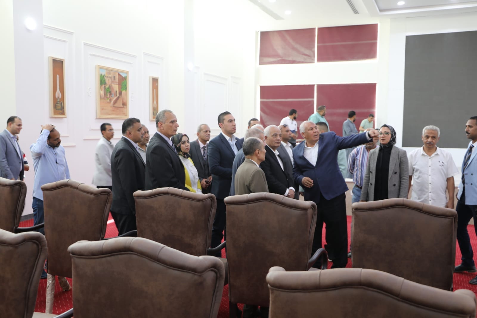 وزير التعليم يغرس نخلة ويتفقد انتقال مديرية الوادي الجديد لمجمع المصالح المميكن (1)