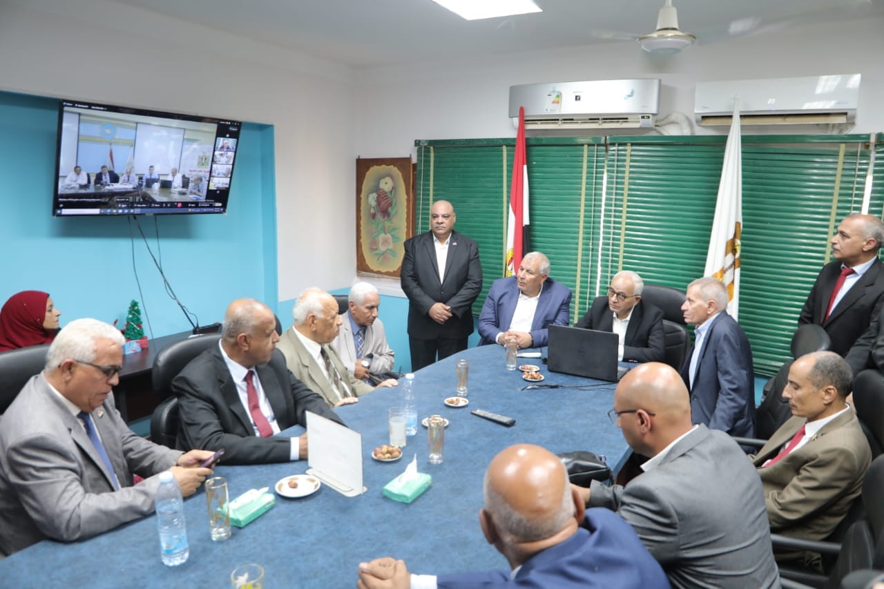وزير التعليم يتابع مراجعات المناهج اون لاين ويشيد بتجربة تأمين امتحانات الوادي الجديد ويعممها (2)