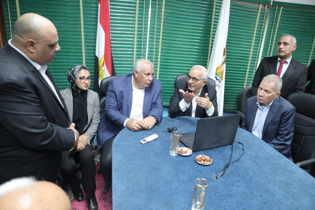 وزير التعليم يتابع مراجعات المناهج اون لاين ويشيد بتجربة تأمين امتحانات الوادي الجديد ويعممها (5)