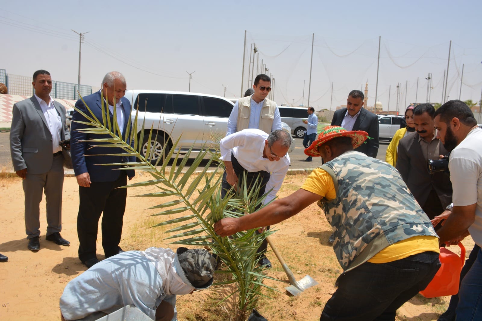 وزير الإتصالات وتكنولوجيا المعلومات يصل الوادي الجديد لتفقد وافتتاح مشروعات خدمية (2)