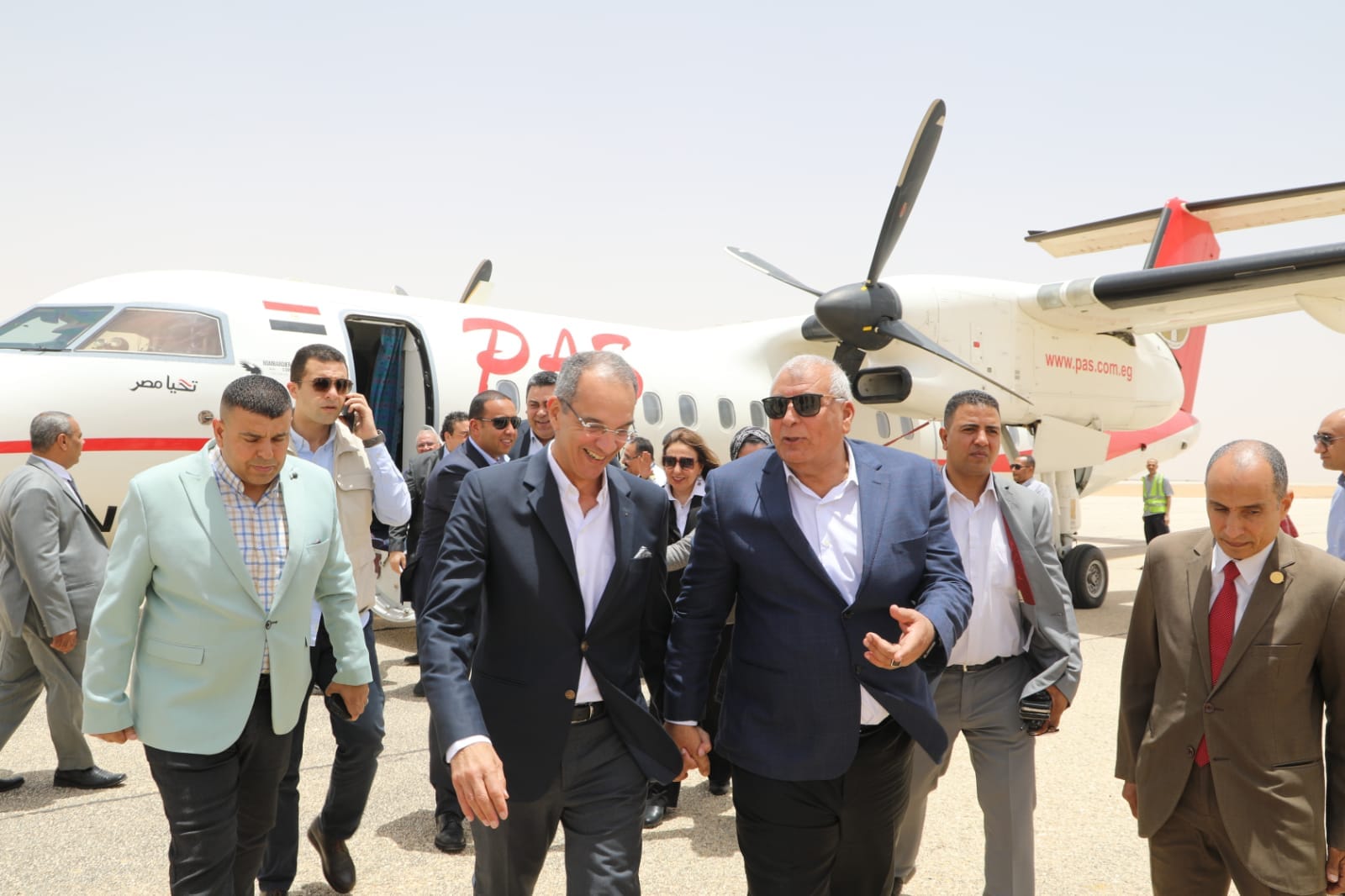 وزير الإتصالات وتكنولوجيا المعلومات يصل الوادي الجديد لتفقد وافتتاح مشروعات خدمية (3)