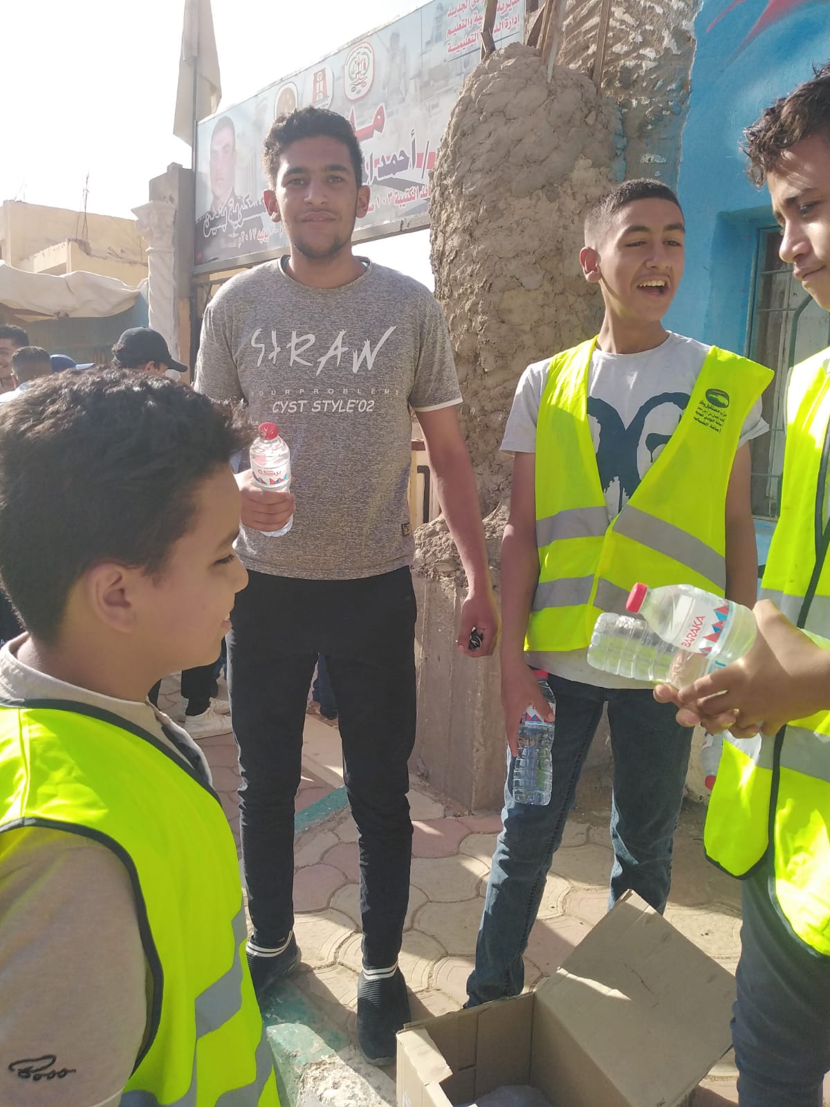 توزيع مياه مثلجة وعصائر على طلاب الثانوية العامة في الوادي الجديد (2)