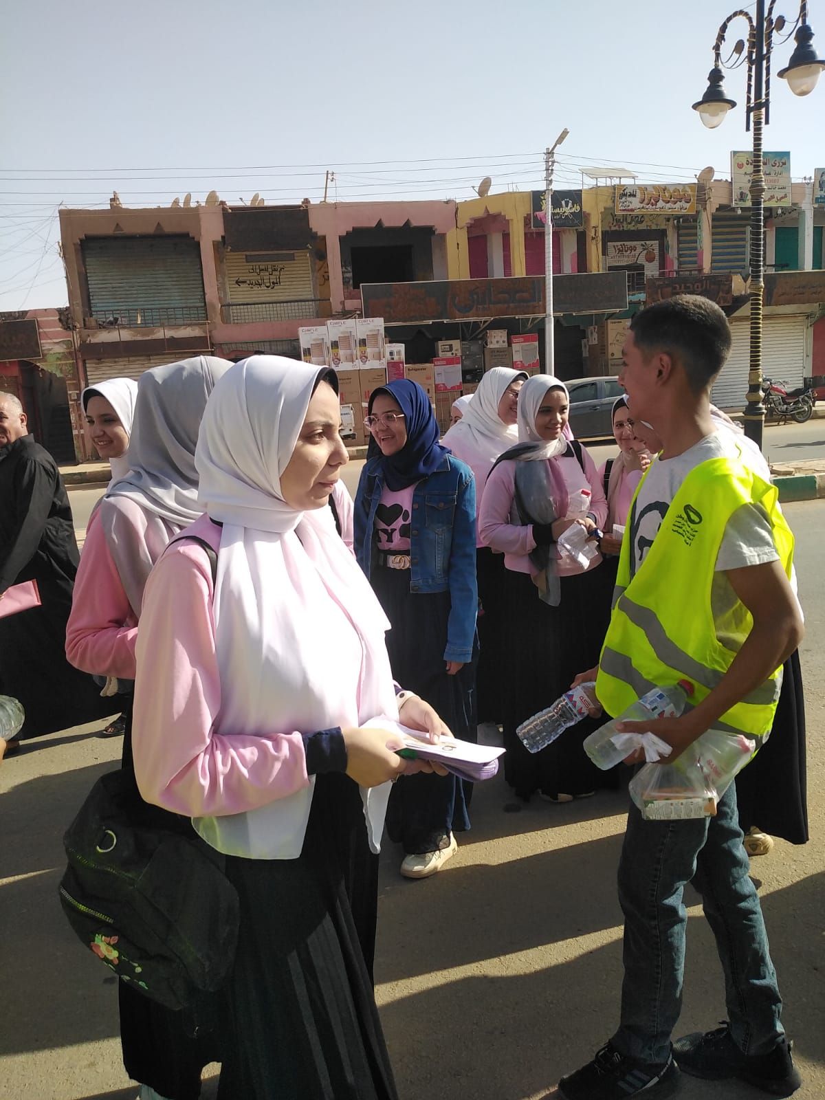 توزيع مياه مثلجة وعصائر على طلاب الثانوية العامة في الوادي الجديد (3)