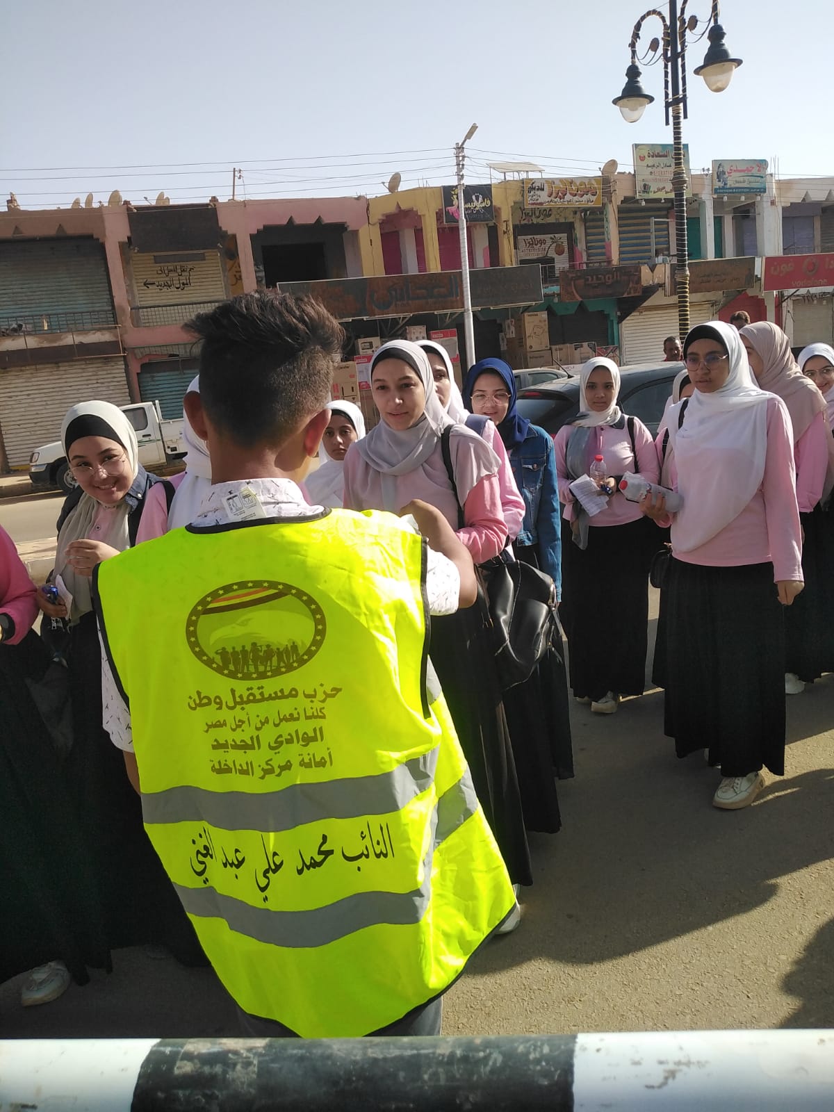 توزيع مياه مثلجة وعصائر على طلاب الثانوية العامة في الوادي الجديد (4)