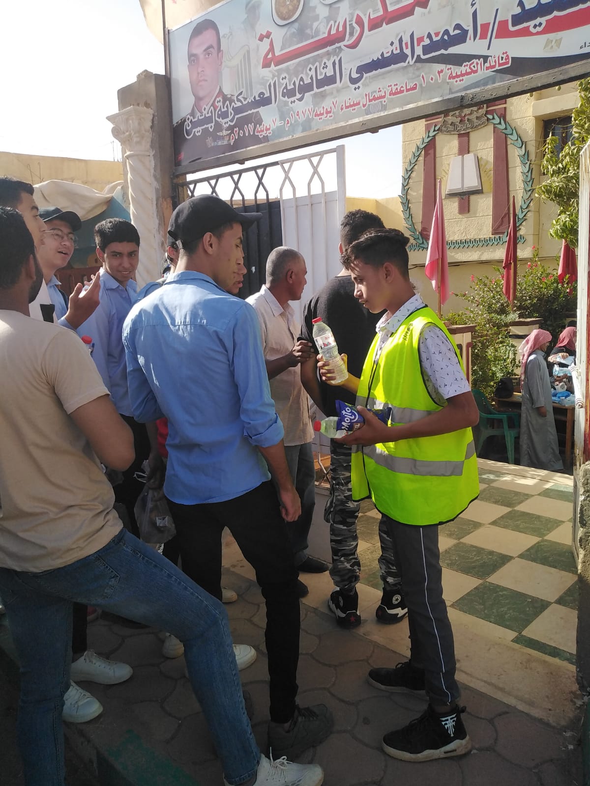 توزيع مياه مثلجة وعصائر على طلاب الثانوية العامة في الوادي الجديد (5)