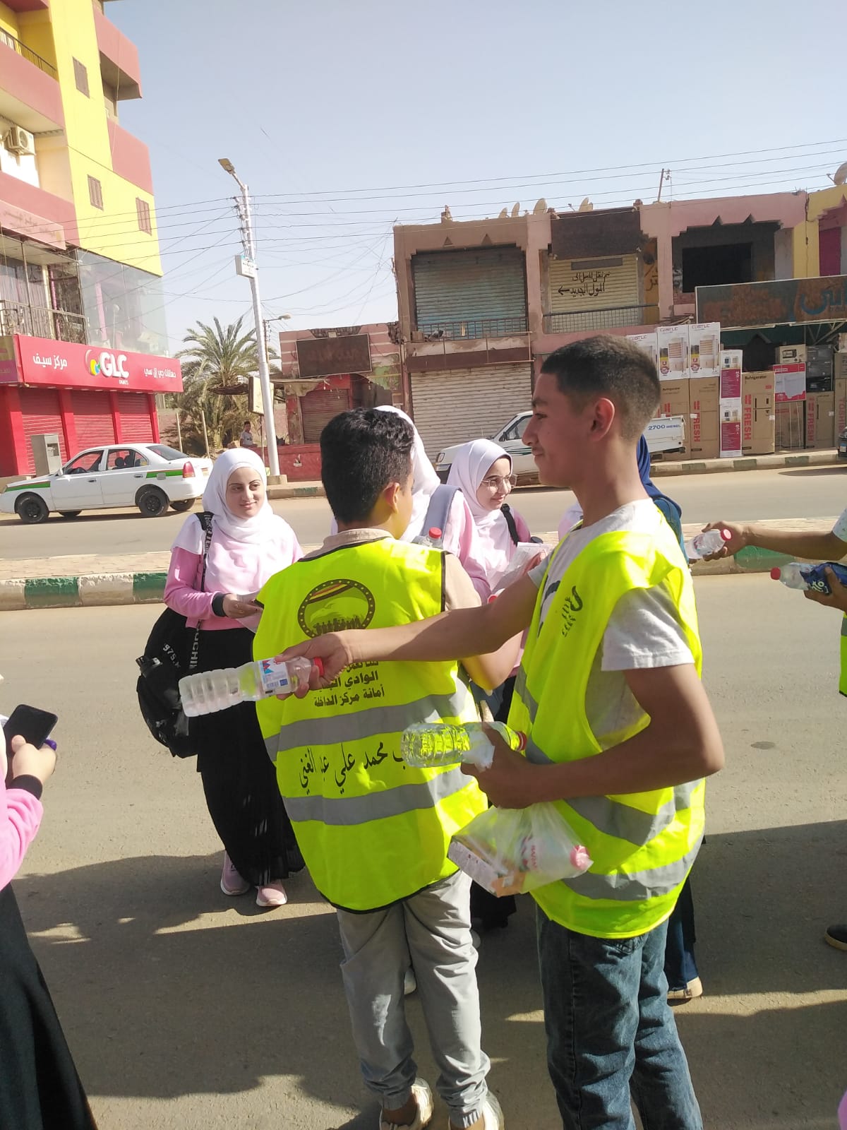توزيع مياه مثلجة وعصائر على طلاب الثانوية العامة في الوادي الجديد (6)