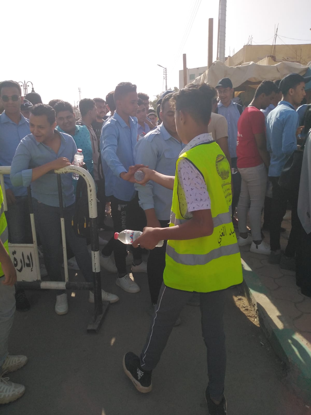 توزيع مياه مثلجة وعصائر على طلاب الثانوية العامة في الوادي الجديد (7)