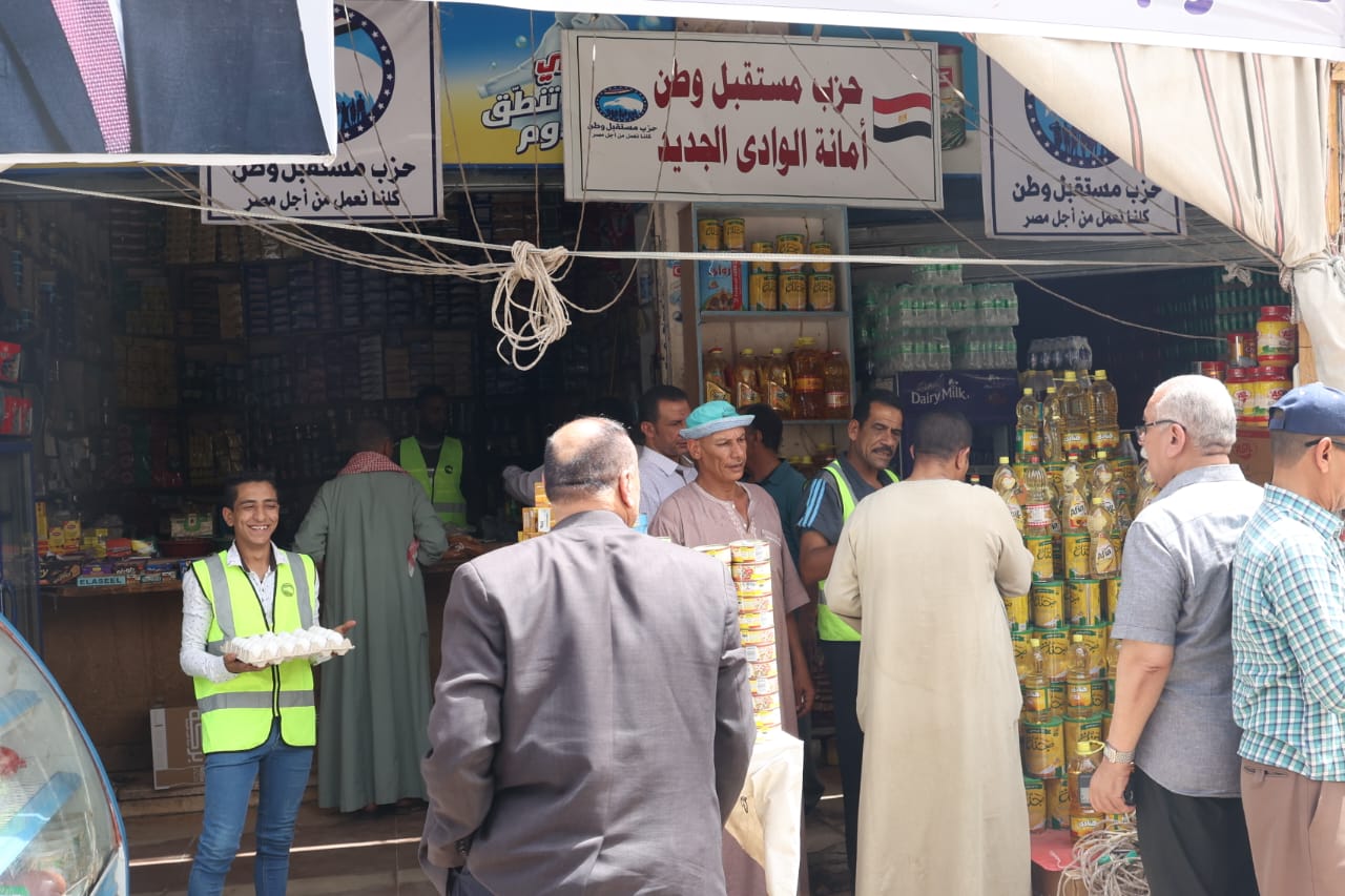 تدشين منفذ لطرح السلع بأسعار مخفضة لابناء الوادي الجديد (6)