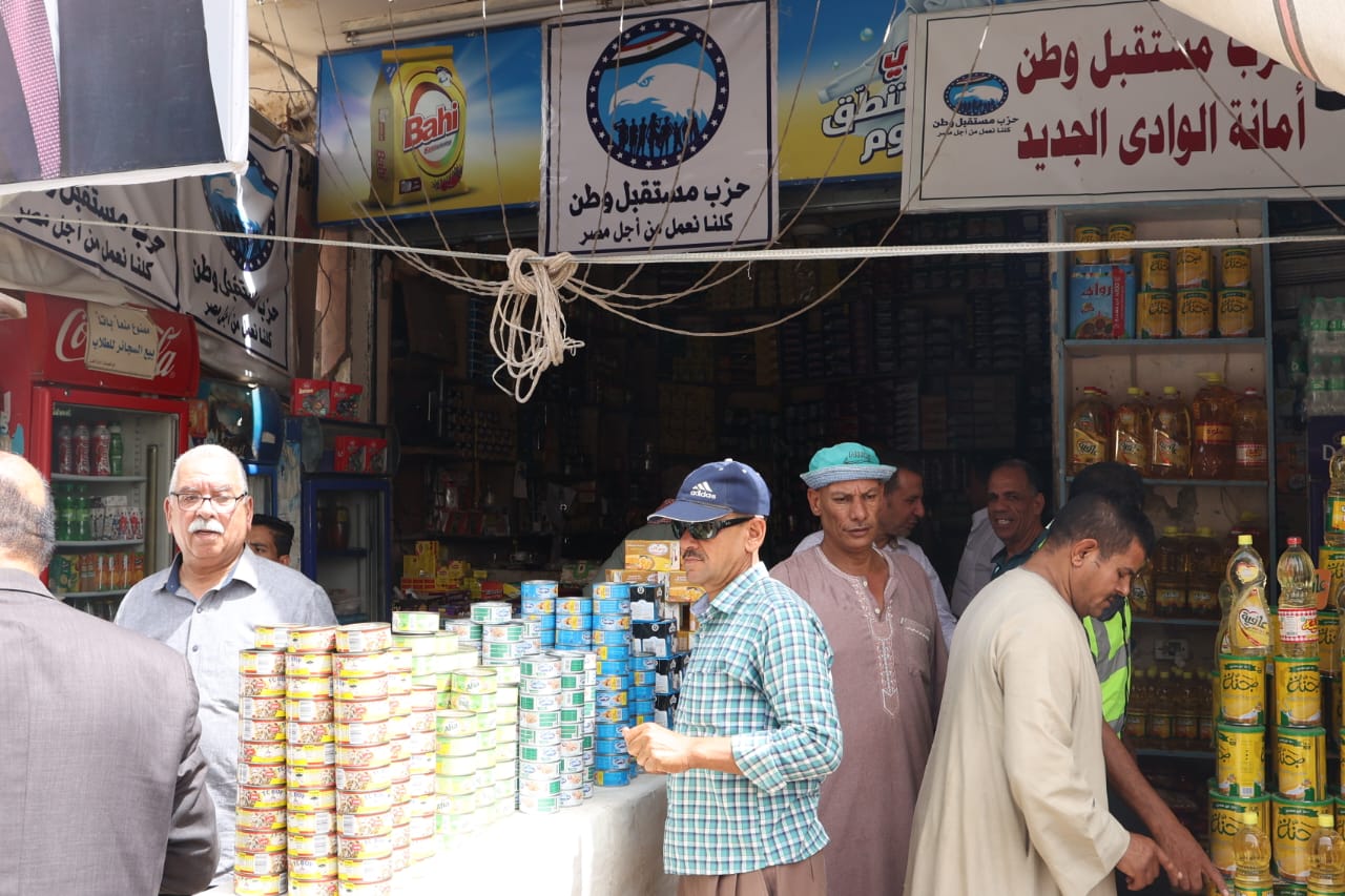 تدشين منفذ لطرح السلع بأسعار مخفضة لابناء الوادي الجديد (7)