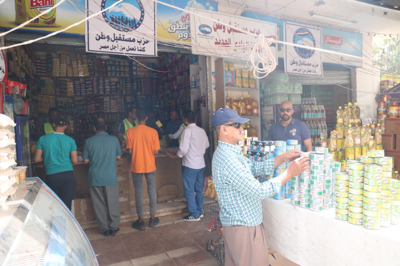 تدشين منفذ لطرح السلع بأسعار مخفضة لابناء الوادي الجديد (10)