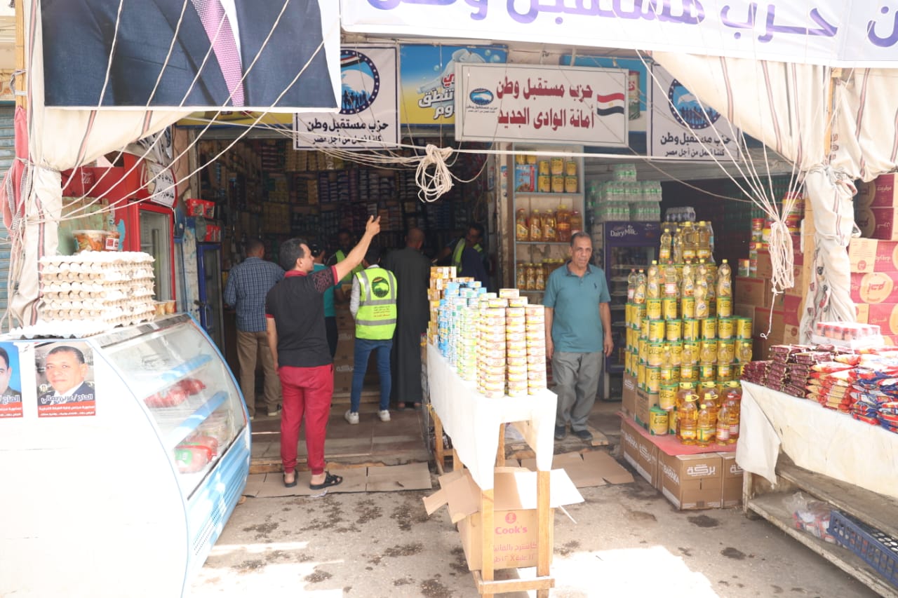 تدشين منفذ لطرح السلع بأسعار مخفضة لابناء الوادي الجديد (11)