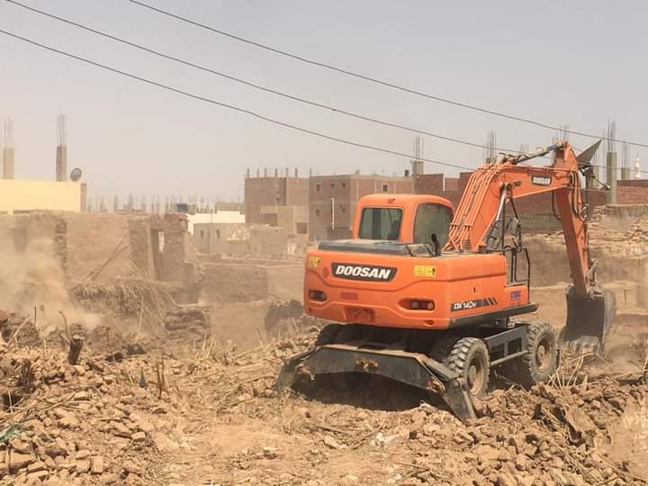 إزالة 4 منازل آيلة للسقوط حرصا على حياة المواطنين بقرية الشيخ والى (1)