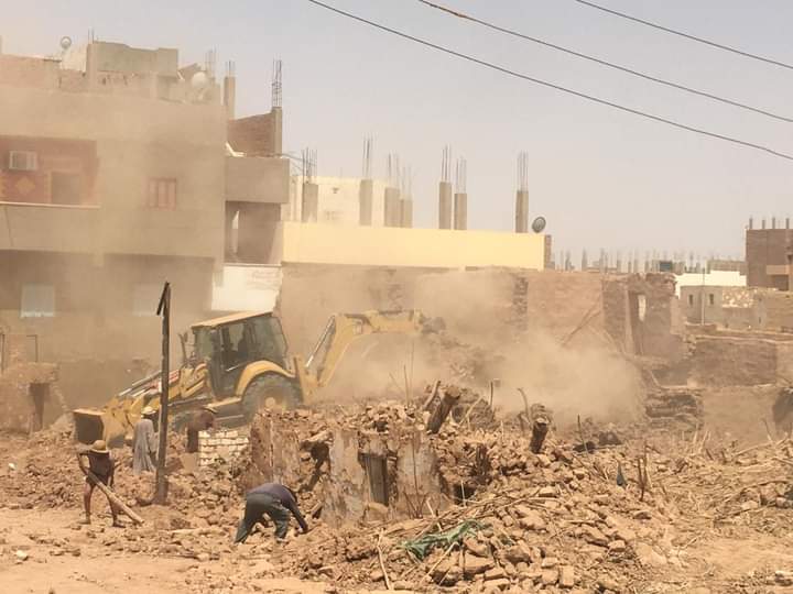 إزالة 4 منازل آيلة للسقوط حرصا على حياة المواطنين بقرية الشيخ والى (7)