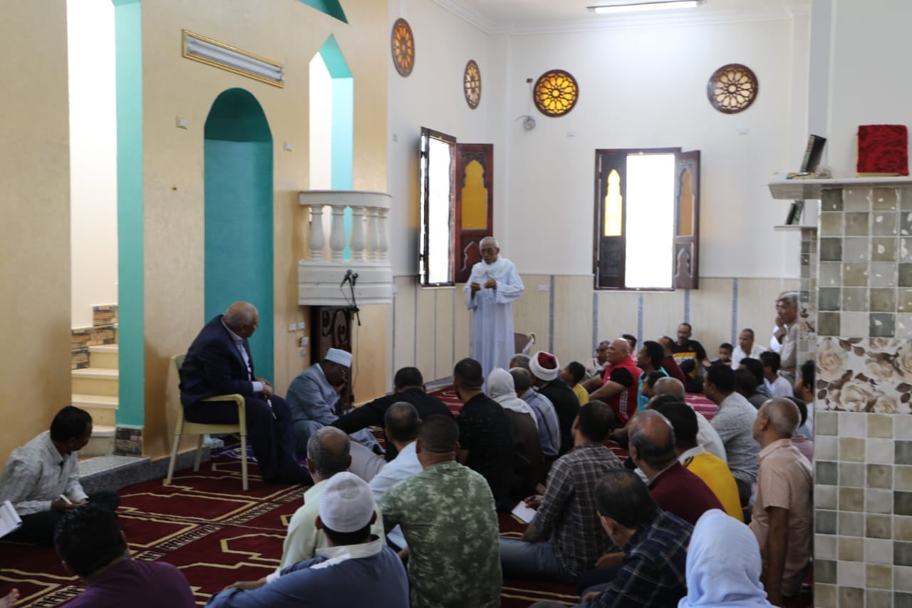 محافظ الوادي الجديد يفتتح ويؤدي صلاة الجمعة بمسجد المَلِك بالخارجة (2)