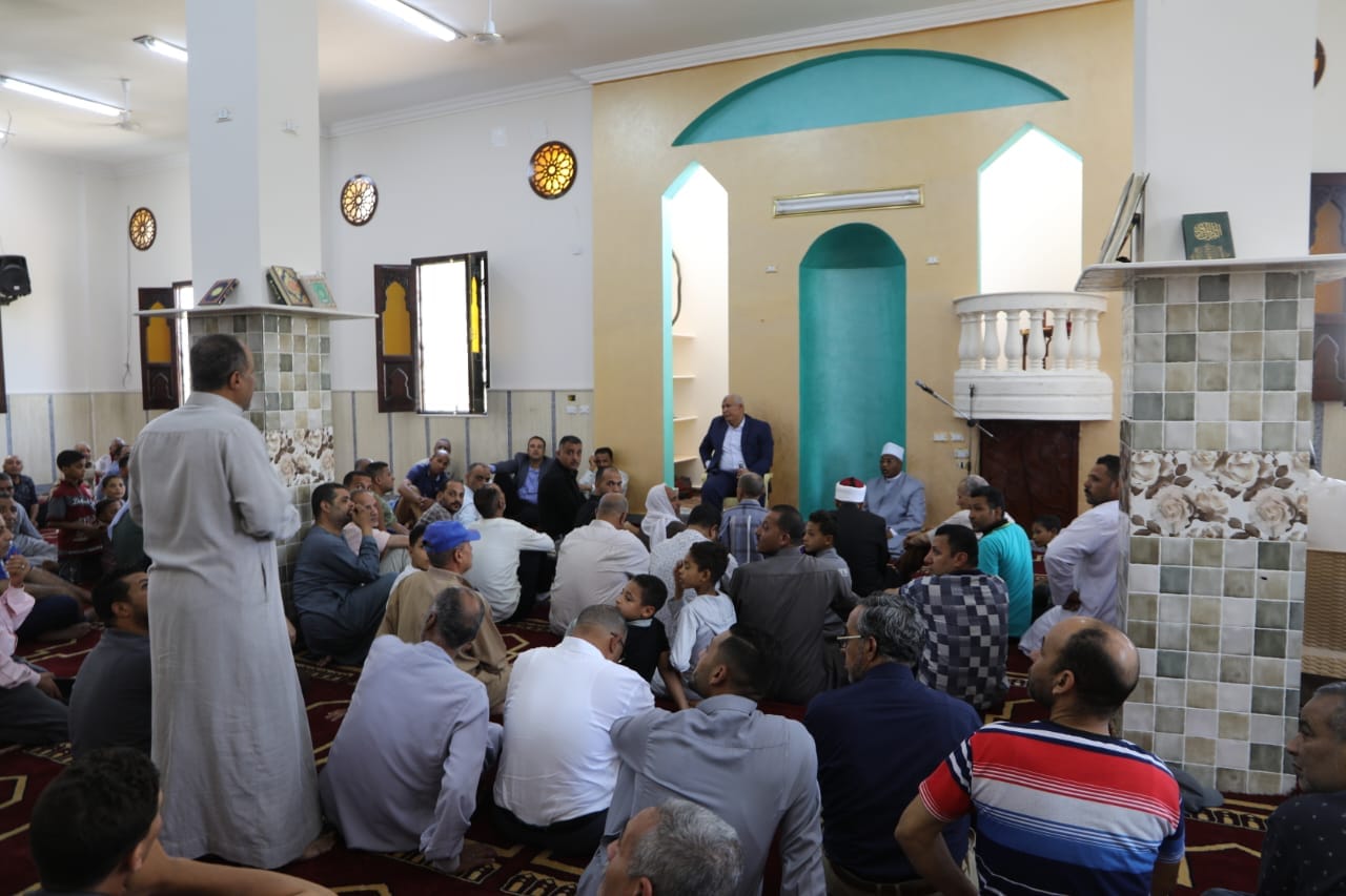 محافظ الوادي الجديد يفتتح ويؤدي صلاة الجمعة بمسجد المَلِك بالخارجة (3)
