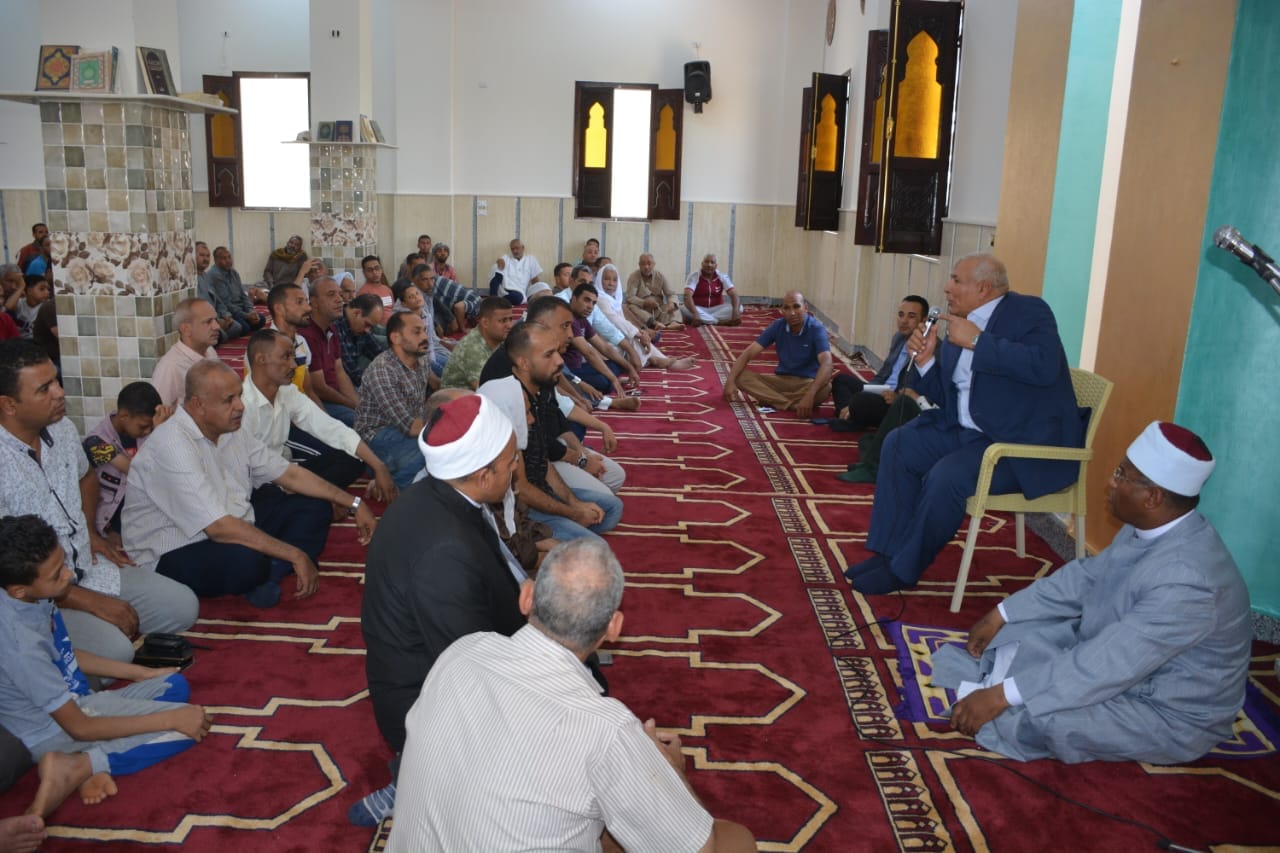 محافظ الوادي الجديد يفتتح ويؤدي صلاة الجمعة بمسجد المَلِك بالخارجة (4)
