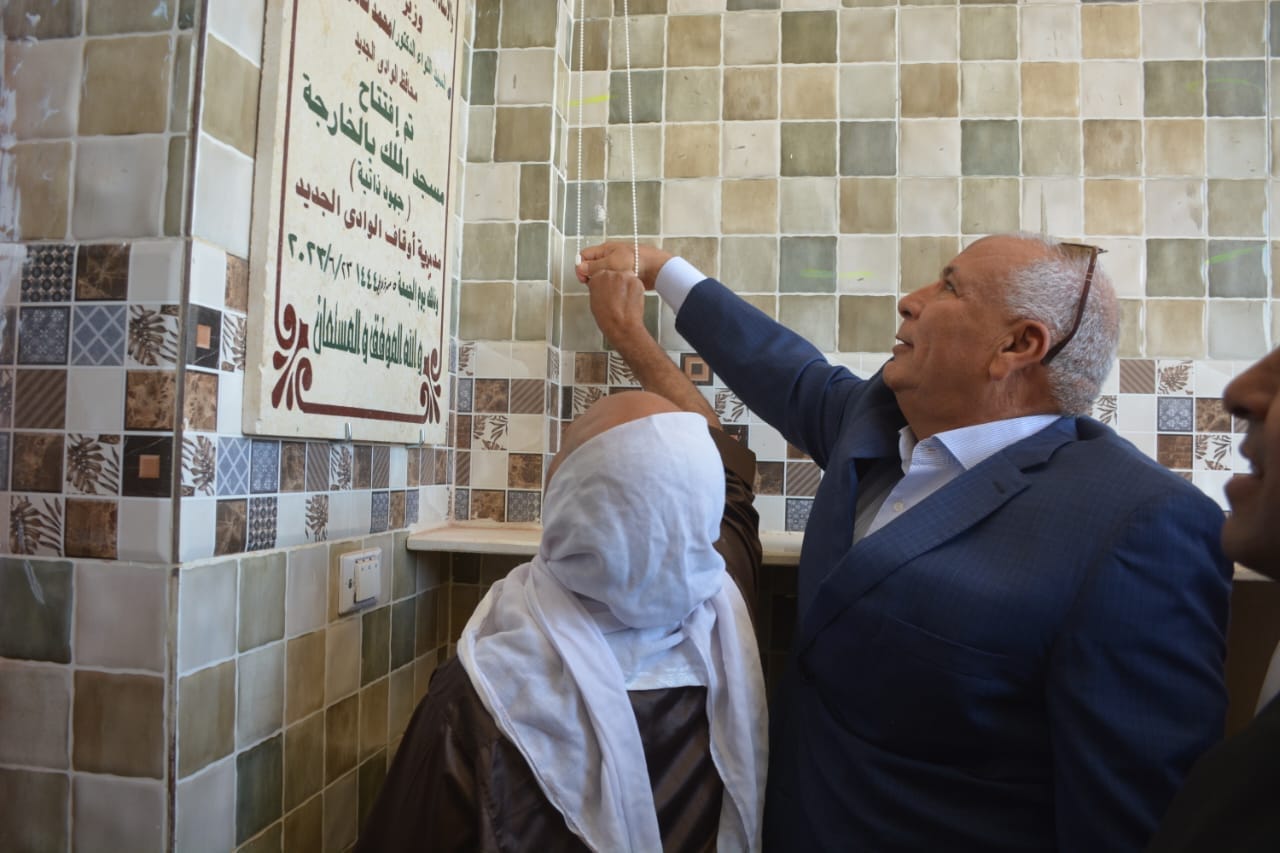محافظ الوادي الجديد يفتتح ويؤدي صلاة الجمعة بمسجد المَلِك بالخارجة (5)