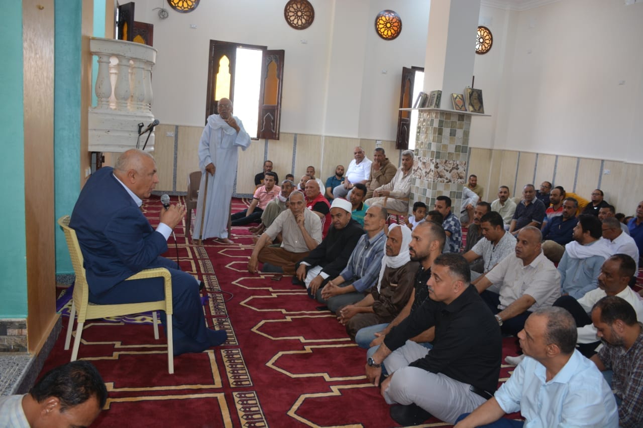 محافظ الوادي الجديد يفتتح ويؤدي صلاة الجمعة بمسجد المَلِك بالخارجة (6)