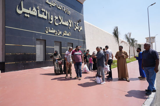 46198-فرحة-المفرج-عنهم-وذويهم-بمناسبة-العفو-عنهم-بمناسبة-عيد-الأضحى--(3)