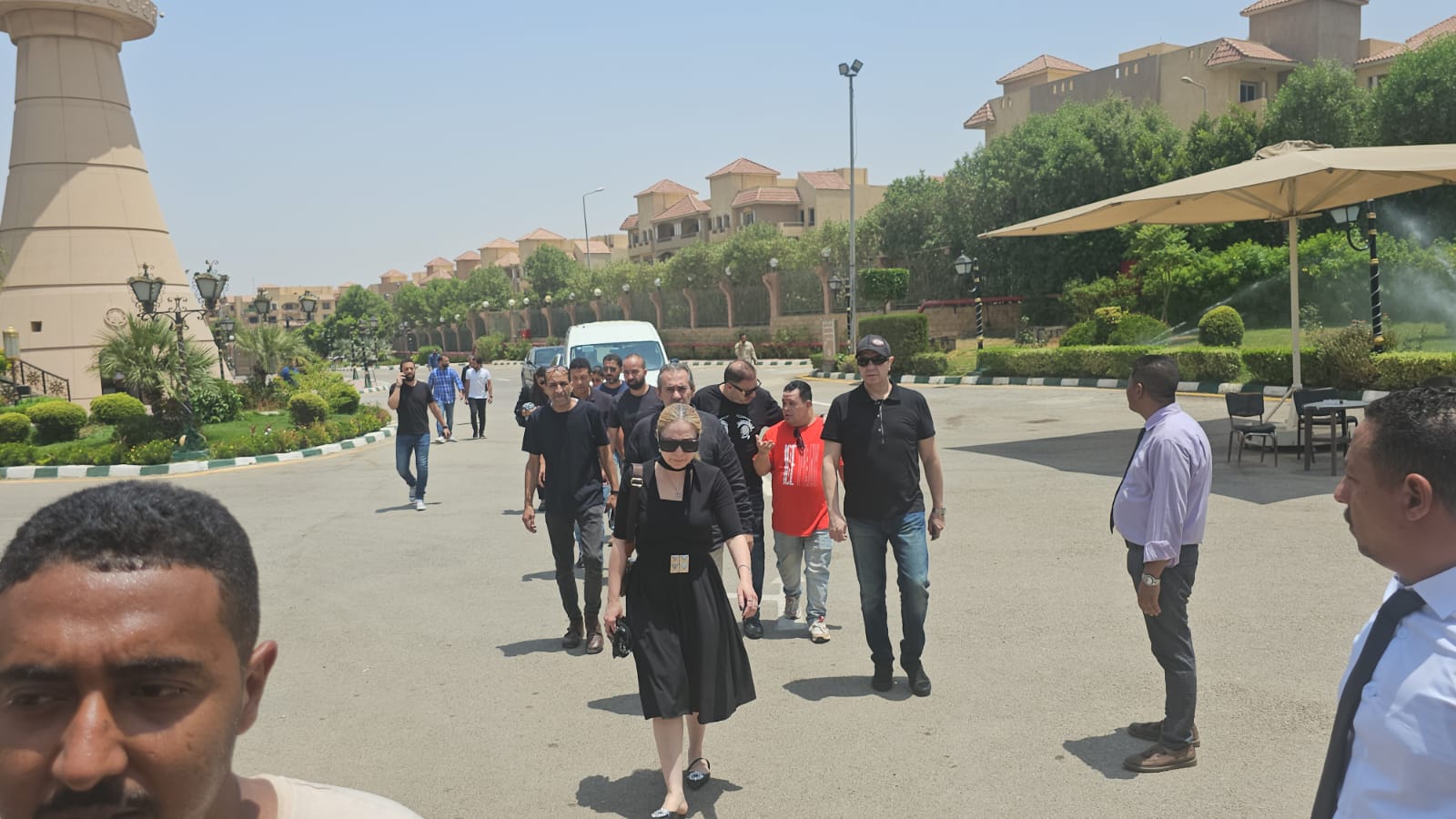 انهيار صديق عمره.. الصور الأولى لجنازة الفنان علاء عبد الخالق بمسجد الشرطة