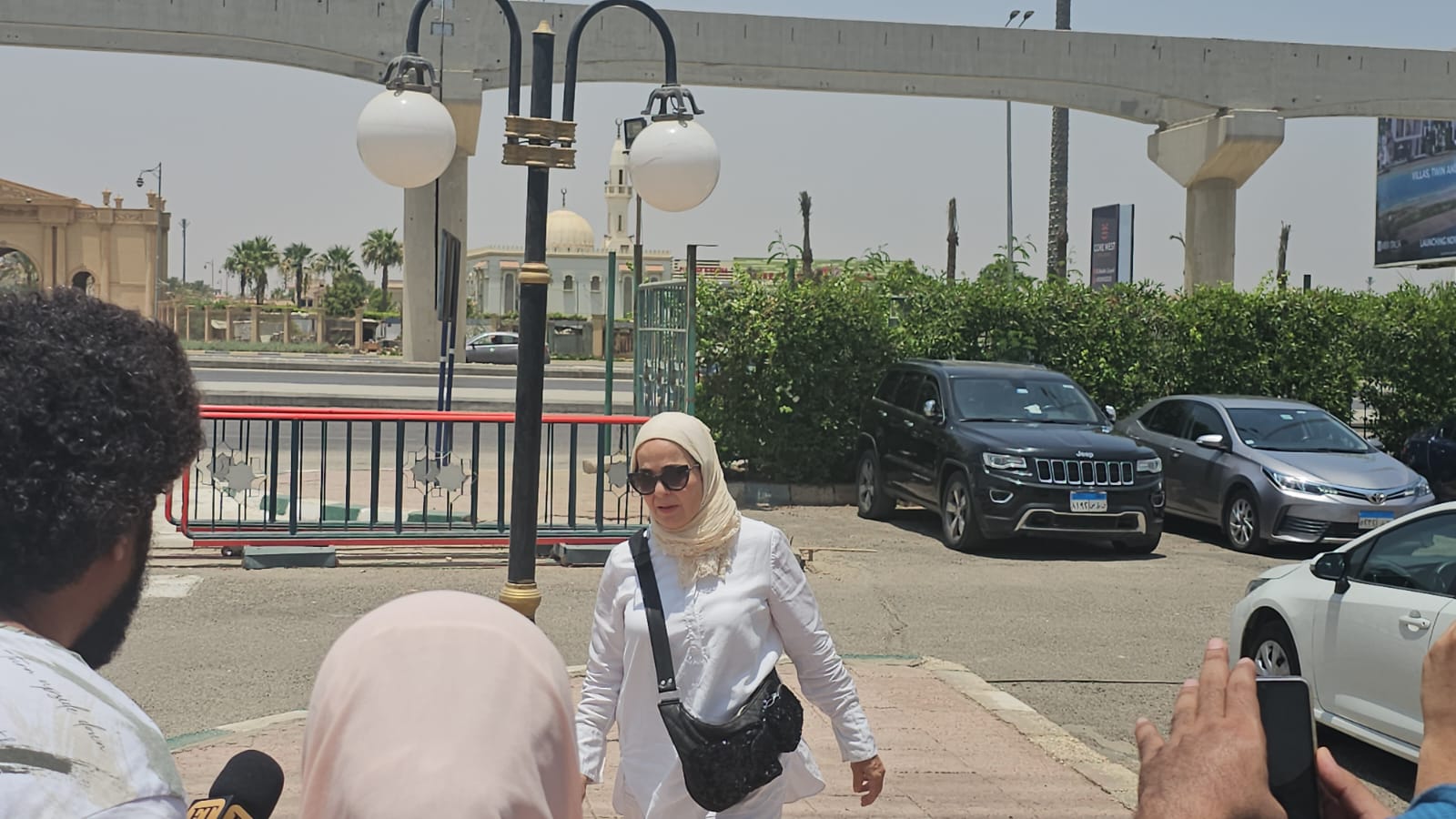 انهيار صديق عمره.. الصور الأولى لجنازة الفنان علاء عبد الخالق بمسجد الشرطة