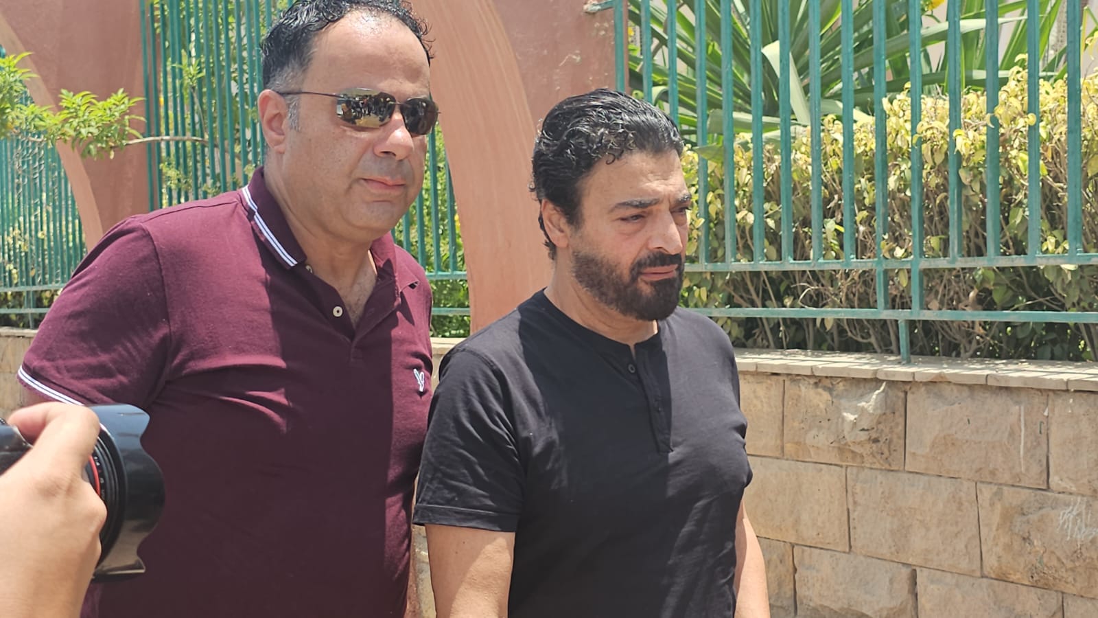 انهيار صديق عمره.. الصور الأولى لجنازة الفنان علاء عبد الخالق بمسجد الشرطة
