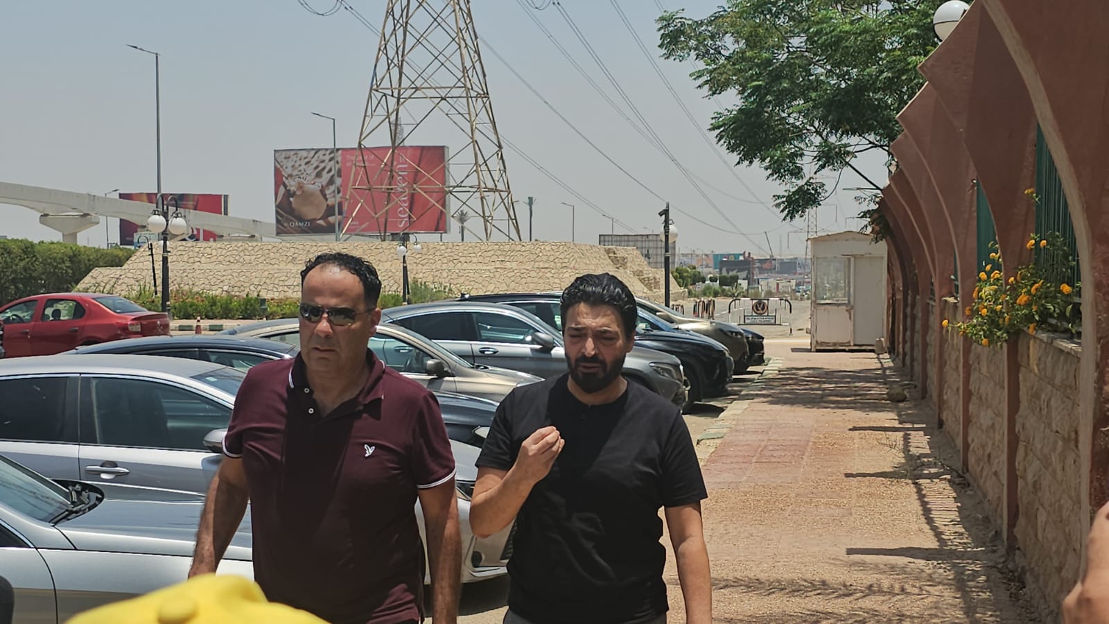 انهيار صديق عمره.. الصور الأولى لجنازة الفنان علاء عبد الخالق بمسجد الشرطة