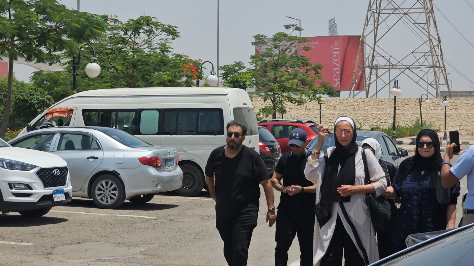 انهيار صديق عمره.. الصور الأولى لجنازة الفنان علاء عبد الخالق بمسجد الشرطة