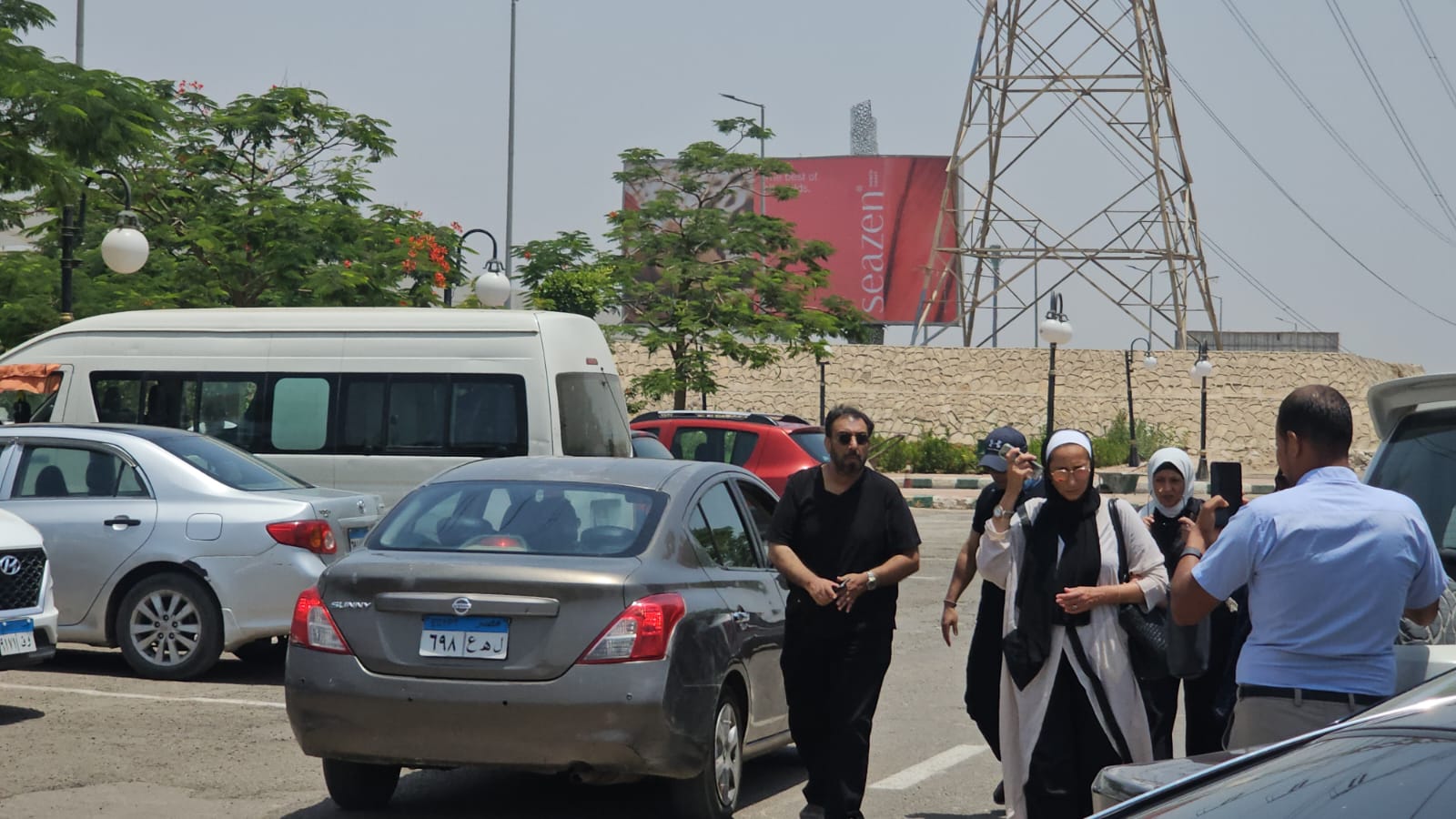 انهيار صديق عمره.. الصور الأولى لجنازة الفنان علاء عبد الخالق بمسجد الشرطة