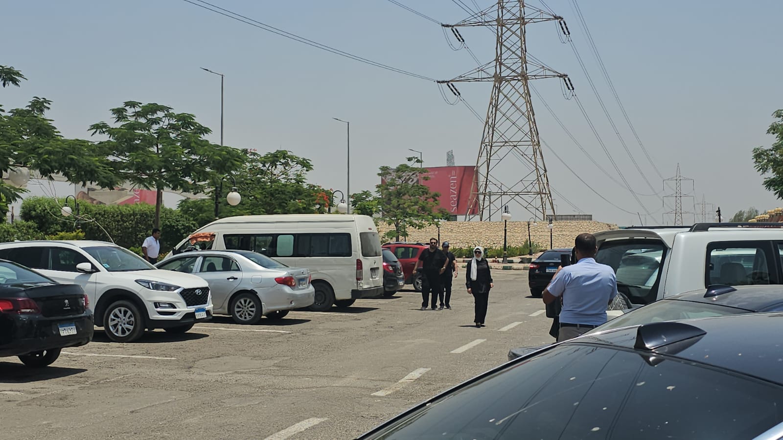انهيار صديق عمره.. الصور الأولى لجنازة الفنان علاء عبد الخالق بمسجد الشرطة